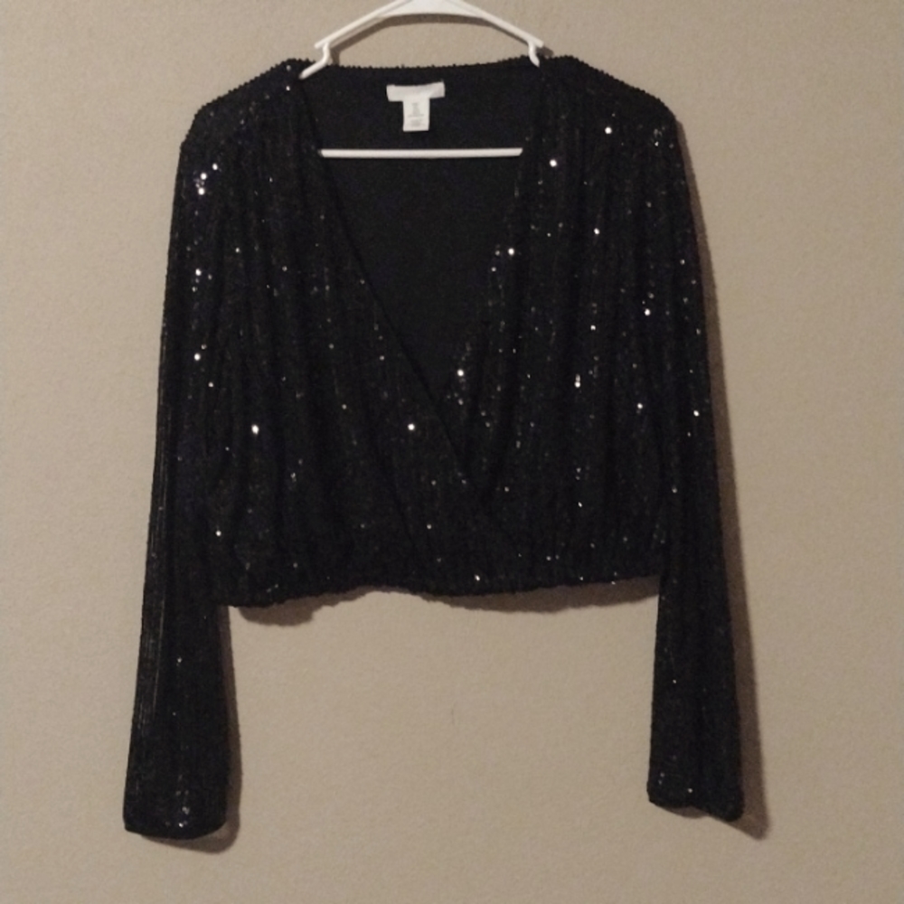 Sequenced long sleeve low v cut top